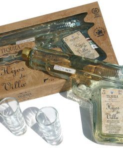 Revolver tequila Hijos de Villa Reposado con vasos chupito