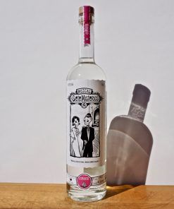 Mezcal Siete Misterios Coyote en la mesa