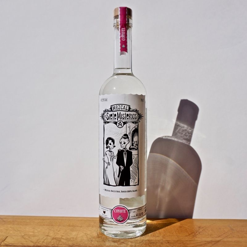 Mezcal Siete Misterios Coyote en la mesa