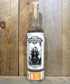 Mezcal Siete Misterios Tobala en madera de fondo