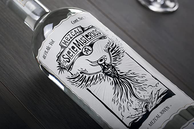 Mezcal Siete misterios pechuga en mesa
