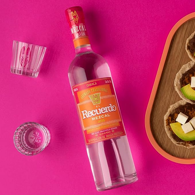 Mezcal El Recuerdo Joven con vasos