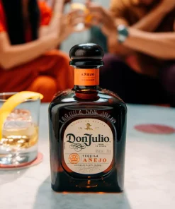 Botella Tequila Don Julio Añejo en mesa