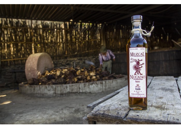 Mezcal Nucano Espadin Añejo con barricas