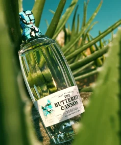 Tequila Butterfly Cannon Silver Cristalino entre agaves