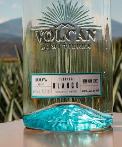 Tequila Volcan de mi Tierra Blanco en los agaves