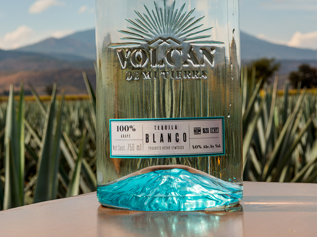 Tequila Volcan de mi Tierra Blanco en los agaves
